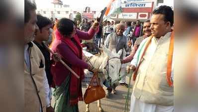 बलियाः कांग्रेसियों ने गधे को पहनाया बीजेपी विधायक के नाम का पंफलेट, चप्पल से पीटते हुए निकाला जुलूस