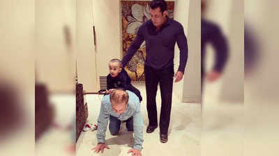 Salman Khan के पिता सलीम खान ने नाती को यूं कराई पीठ पर सवारी, बेहद क्यूट है विडियो