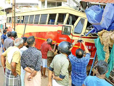 KSRTC ബസ് കടയിലേക്ക് ഇടിച്ചുകയറി: 35 പേര്‍ക്ക് പരിക്ക്