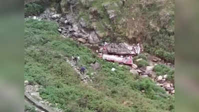 हिमाचल: कांगड़ा में बस खाई में गिरी, 33 घायल