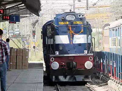 कुंभ 2019: मेला स्पेशल ट्रेन में यात्रियों ने की जमकर तोड़फोड़, हड़कंप