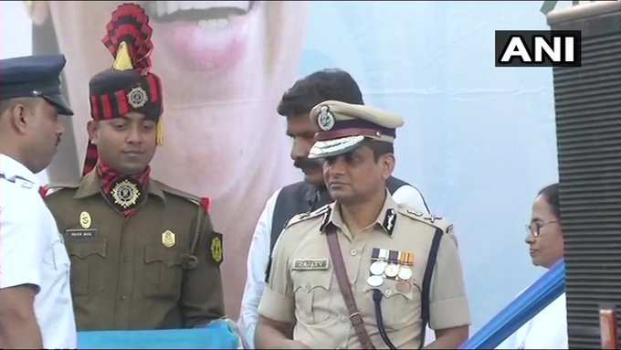 पुलिस के कार्यक्रम में पहुंची ममता बनर्जी, कमिश्नर राजीव कुमार भी मौजूद