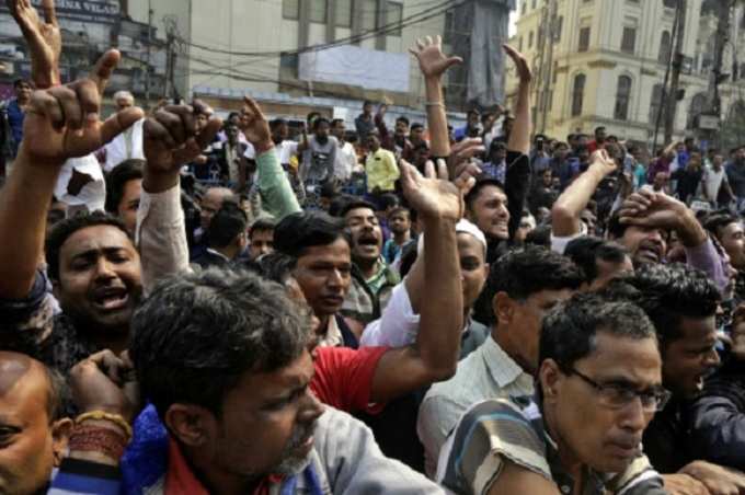 সংবিধান রক্ষার্থে মমতা বন্দ্যোপাধ্যায়ের ধরনা। দেখুন ধরনা মঞ্চের টুকরো ছবি। সৌজন্যে পিটিআই।