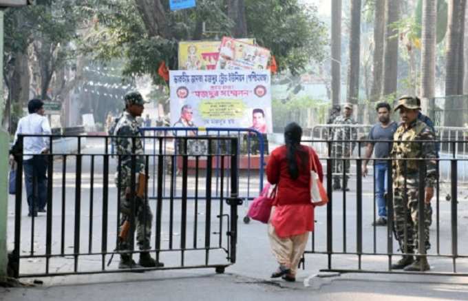 সংবিধান রক্ষার্থে মমতা বন্দ্যোপাধ্যায়ের ধরনা। দেখুন ধরনা মঞ্চের টুকরো ছবি। সৌজন্যে পিটিআই।