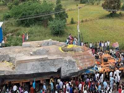 குருபரப்பள்ளியில் 2 நாட்களாக காத்துக் கிடக்கும் 64 அடி உயர பெருமாள் சிலை!