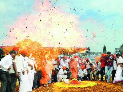 ಸುತ್ತೂರಿನಲ್ಲಿ ಬಲೂನ್‌ ಸ್ಫೋಟ: ಸುತ್ತೂರು ಶ್ರೀ,
 ಶಾಸಕ ಮರಿತಿಬ್ಬೇಗೌಡ ಅಪಾಯದಿಂದ ಪಾರು