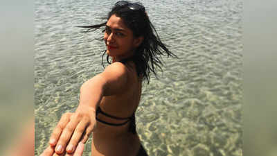 Kumkum Bhagyas Bulbul in bikini: ऐक्ट्रेस मृणाल ठाकुर की हॉट फोटोज