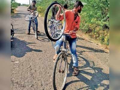 ವಿಜಯಪುರ ವಿದ್ಯಾರ್ಥಿಗಳ ದೌರ್ಭಾಗ್ಯ: ಒಂದೇ ದಿನಕ್ಕೆ ಗುಜರಿಯಾದ ಸೈಕಲ್‌ಗಳು