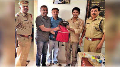 हैदराबादः कर्ज में दबे ऑटो ड्राइवर का नहीं डगमगाया ईमान, लौटाया दस लाख रुपये भरा बैग