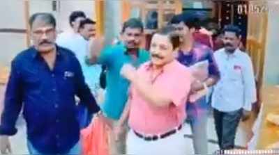 Sivakumar Selfie Video:மீண்டும் செல்ஃபி சம்பவம்: செல்போனை பறக்கவிட்டு சிக்கிக்கொண்ட சிவகுமார்!