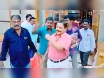 Sivakumar Selfie Video:மீண்டும் செல்ஃபி சம்பவம்: செல்போனை பறக்கவிட்டு சிக்கிக்கொண்ட சிவகுமார்!