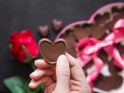 Happy Chocolate Day 2019: चॉकलेट डे पर भेजें प्यार भरे Hindi Shayari, Messages और कोट्स
