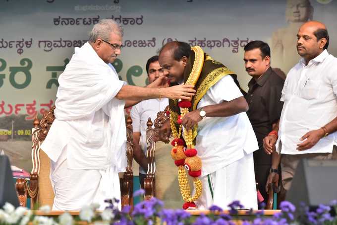 ವೀರೇಂದ್ರ ಹೆಗ್ಗಡೆ ಅವರಿಂದ ಸಿಎಂಗೆ ಸನ್ಮಾನ