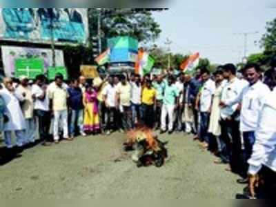 ಬಿಎಸ್‌ವೈ ಪ್ರತಿಕೃತಿ ದಹಿಸಿ ಕಾಂಗ್ರೆಸ್‌ ಪ್ರತಿಭಟನೆ