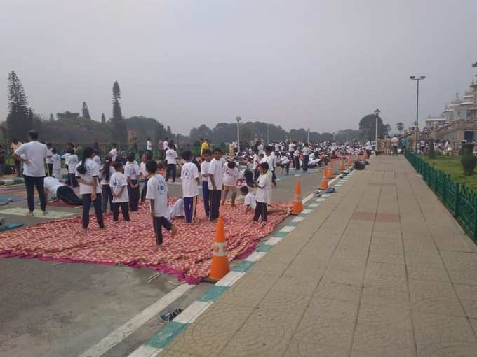 ಯೋಗ ಕಾರ್ಯಕ್ರಮದಲ್ಲಿ ಭಾಗಿಯಾದ ಮಕ್ಕಳು