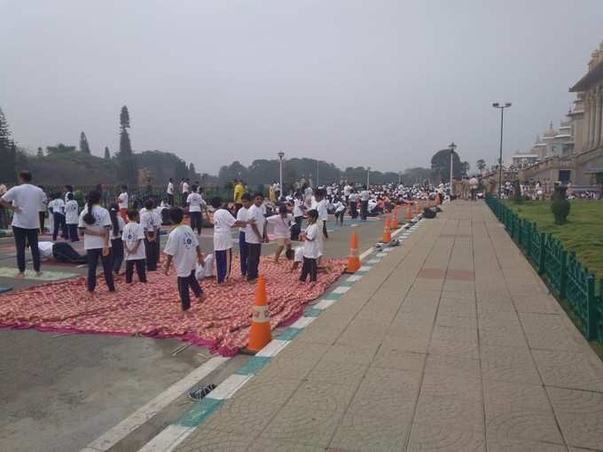 ಯೋಗಾಸಕ್ತರಿಂದ 108 ಬಾರಿ ಸೂರ್ಯನಮಸ್ಕಾರ