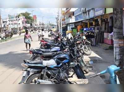 ಫುಟ್‌ಪಾತ್‌ ಅತಿಕ್ರಮಣ: ರಸ್ತೆಯಲ್ಲೇ ಪಾದಚಾರಿ ಸಂಚಾರ