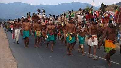 கொட்டும் மழையில் திருச்செந்தூருக்கு பாதயாத்திரை செல்லும் பக்தா்கள்