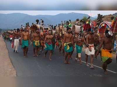 கொட்டும் மழையில் திருச்செந்தூருக்கு பாதயாத்திரை செல்லும் பக்தா்கள்