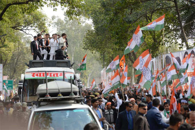 रोड शो के दौरान बस की छत पर राहुल, प्रियंका और कांग्रेस के अन्य नेता