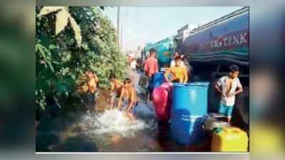मुंबई: नालासोपारा में पाइप लाइन फूटी, टैंकरों ने लूटा पानी