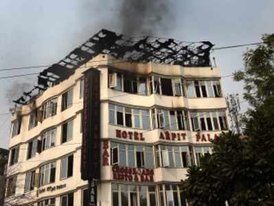 दिल्ली के होटल में आग: पुलिस ने IPC सेक्शन 304, 308 के तहत केस दर्ज