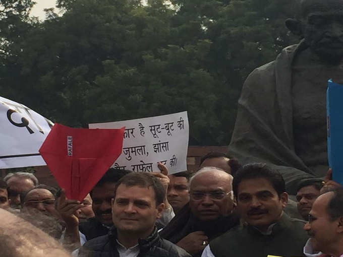 संसद परिसर में राहुल गांधी