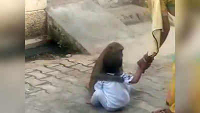 Monkey Kidnaps Toddler: వామ్మో కోతి.. బాలుడిని కిడ్నాప్ చేసి ఆటలు!