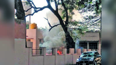 ಹಳೇ ಜಿಲ್ಲಾಸ್ಪತ್ರೆ ಆವರಣದಲ್ಲಿ ತ್ಯಾಜ್ಯಕ್ಕೆ ಬೆಂಕಿ