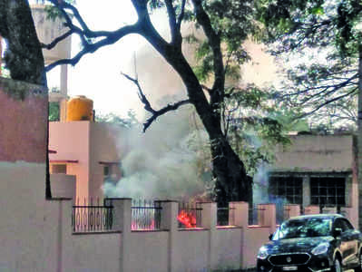 ಹಳೇ ಜಿಲ್ಲಾಸ್ಪತ್ರೆ ಆವರಣದಲ್ಲಿ ತ್ಯಾಜ್ಯಕ್ಕೆ ಬೆಂಕಿ