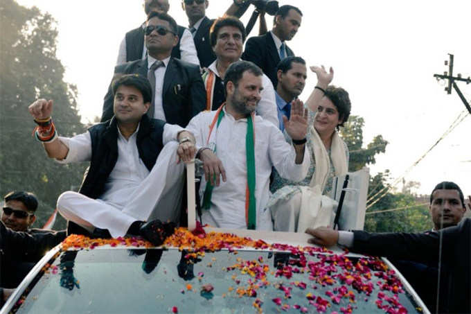 रोड शो के दौरान सिंधिया और प्रियंका के साथ राहुल