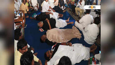 পুদুচেরিতে রাজনৈতিক সংকট, রাজনিবাসের সামনে রাতভর ধরনা মুখ্যমন্ত্রীর