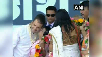 वलसाड में कांग्रेस की रैलीः मंच पर पहुंची महिला ने राहुल गांधी को किया किस