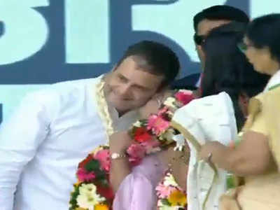 मंच पर पहुंचे राहुल गांधी, महिला ने किया किस