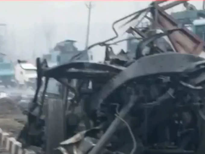 हमले में क्षतिग्रस्त हुआ सीआरपीएफ का वाहन