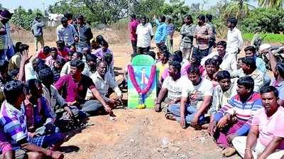 ಸ್ಮಶಾನಕ್ಕಾಗಿ ಜಮೀನು ಸ್ವಾಧೀನಕ್ಕೆ ದಲಿತರ ಪ್ರತಿಭಟನೆ