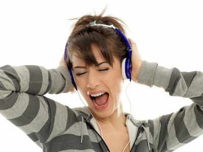 फोन पर तेज आवाज में गाने सुनने की आदत है खतरनाक, 4 मिनट से ज्यादा न लगाएं हेडफोन