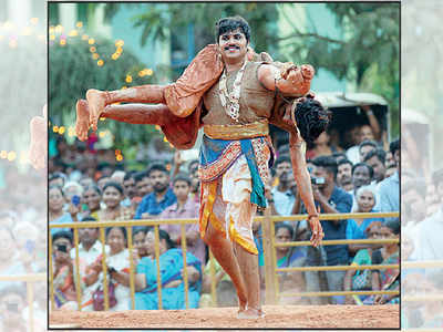 ಗೆದ್ದರೆ ಗೆಲ್ಲಬೇಕು ಬಾಹುಬಲಿಯಂತೆ, ಭರತ-ಬಾಹುಬಲಿಯ ಯುದ್ಧ ದೃಶ್ಯ: ಸಹಸ್ರಾರು ಜನ ಮಂತ್ರಮುಗ್ಧ