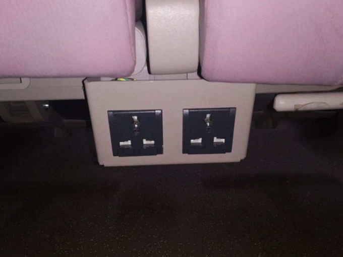 सीट के नीचे चार्जिंग की सुविधा