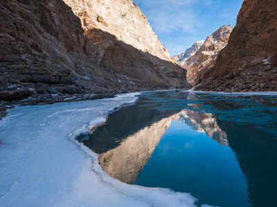 जमी हुई नदी पर ट्रेकिंग का मजा लेना है तो आएं लद्दाख