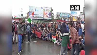 पुलवामा अटैकः लोगों में गुस्सा, कहीं फूंका गया पुतला तो कहीं हाथों में तिरंगा लेकर सड़कों पर उतरे लोग