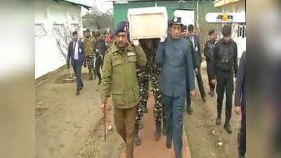 Pulwama Attack: শহিদ জওয়ানের কফিন নিজেই কাঁধে বইলেন স্বরাষ্ট্রমন্ত্রী