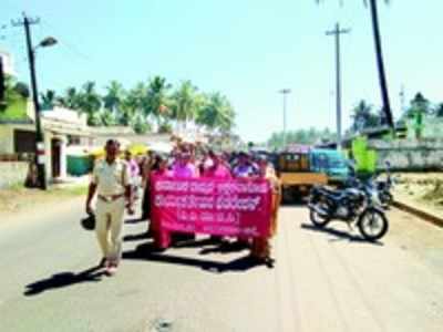 ಕನಿಷ್ಟ ವೇತನಕ್ಕೆ ಆಗ್ರಹಿಸಿ ಬಿಸಿಯೂಟ ಕಾರ್ಯಕರ್ತರ ಪ್ರತಿಭಟನೆ