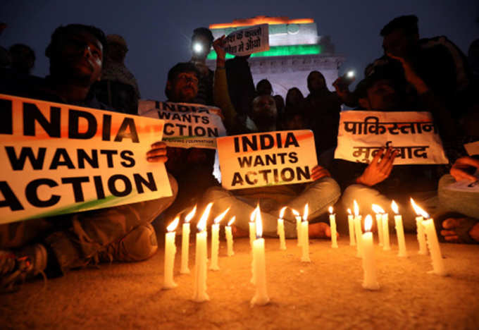 दिल्ली के वॉर मेमोरियल में शहीदों के लिए मोमबत्तियां