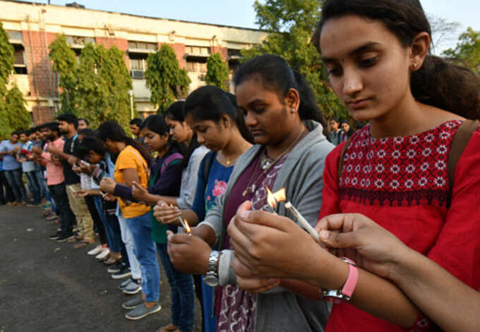 भोपाल में छात्रों ने मोमबत्तियां जलाकर शहीदों को नमन किया।