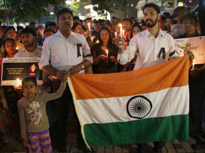 बेंगलुरु की जनता ने तिरंगे के साथ शहीदों को याद दिया