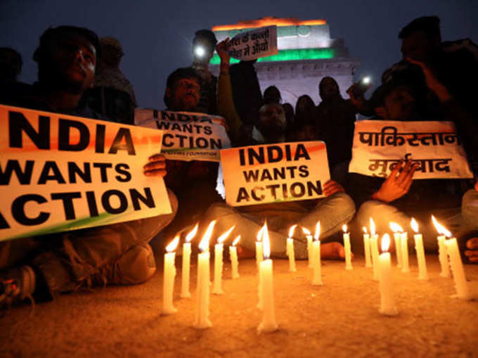 इंडिया गेट के पास शहीदों की याद में कैंडल लाइट मार्च