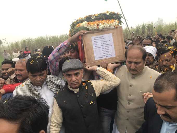 शामली के शहीद जवान प्रदीप कुमार का अंतिम संस्कार राजकीय सम्मान के साथ हुआ। केंद्रीय मंत्री सत्यपाल सिंह, मंत्री सुरेश राणा वहां मौजूद रहे।