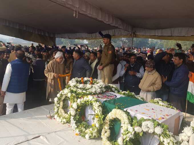 पुलवामा हमले में शहीद हुए अवधेश यादव का शव पैतृक गांव चंदौली पहुंचा। आखिरी विदाई के लिए अफसर, जनप्रतिनिधियों के साथ-साथ भारी भीड़ भी पहुंची।