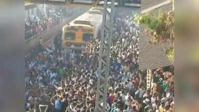 पुलवामा अटैक: मुंबई की रफ्तार धीमी, नालासोपारा में लोकल ट्रेन रोक ट्रैक पर प्रदर्शन